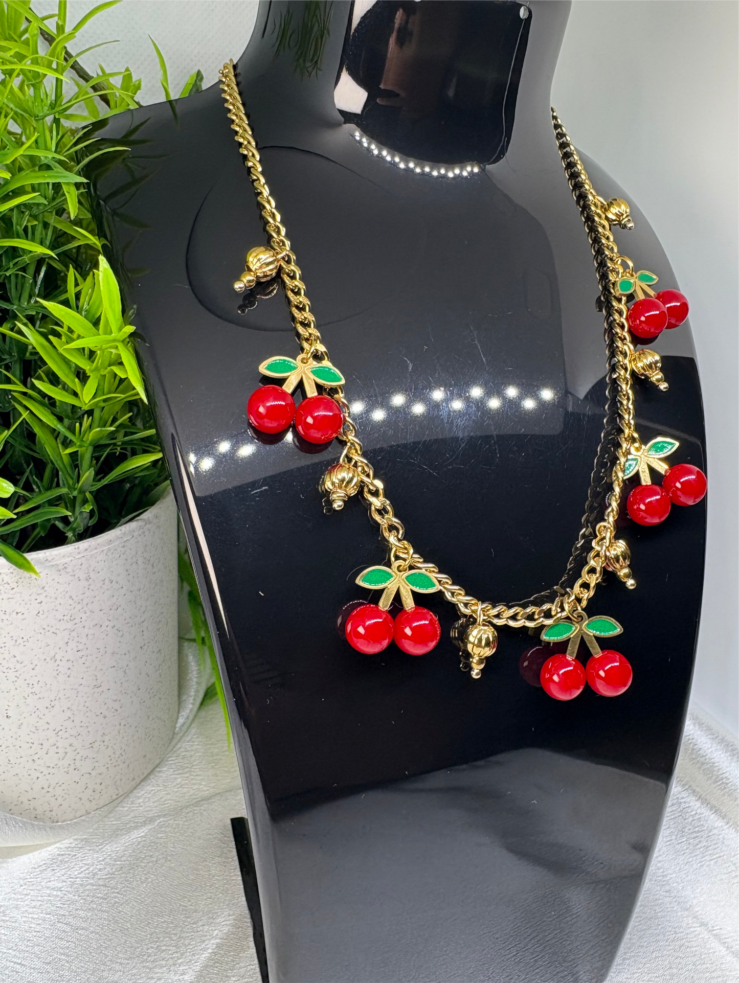 Collier Cherry