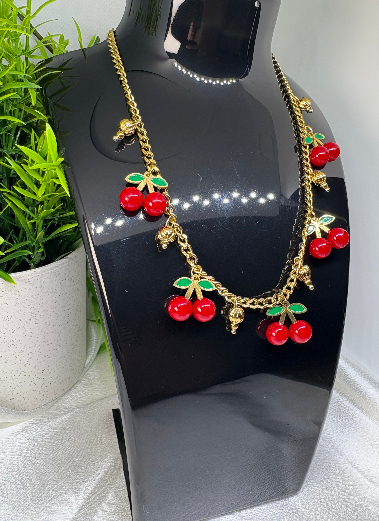 Collier Cherry