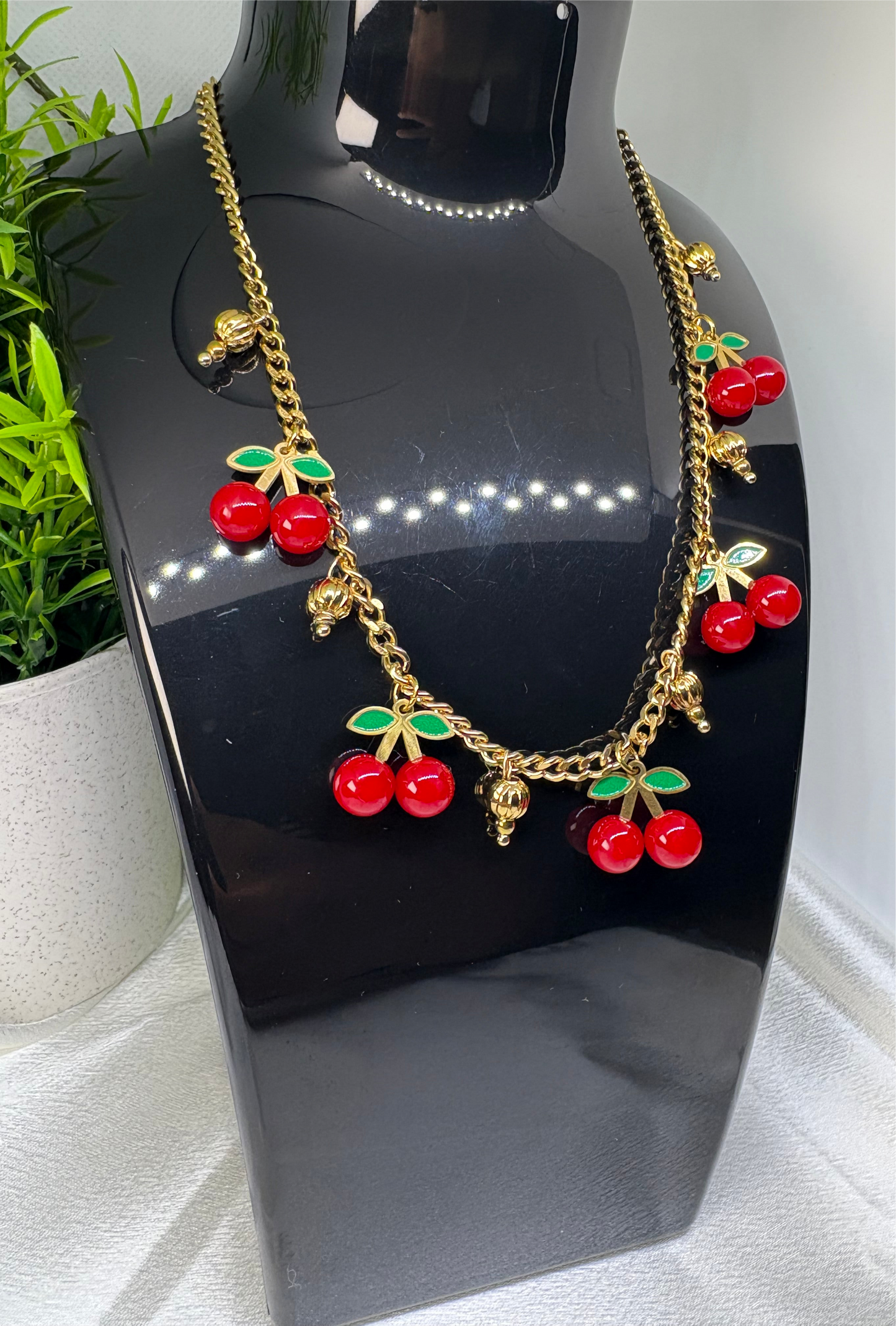 Collier Cherry